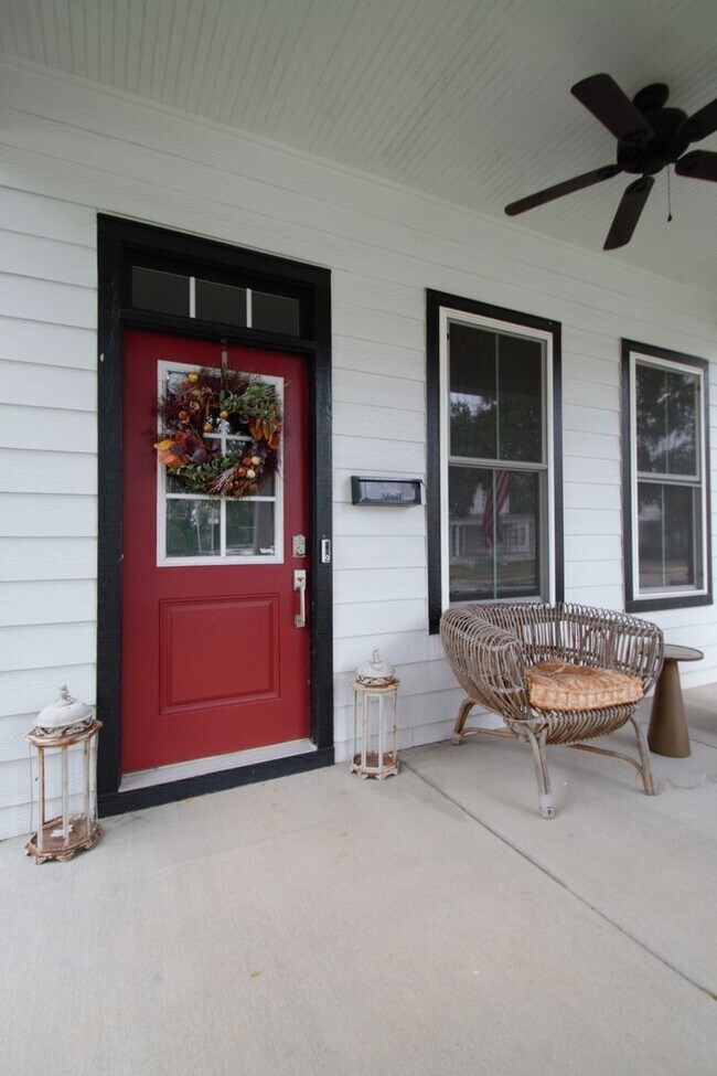 Building Photo - Exclusively Offered by Muse Realty Rentals...