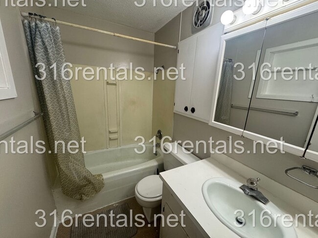 Building Photo - 511 Holly Ln