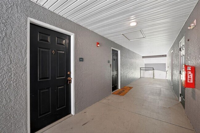 Foto del edificio - 18001 Richmond Pl Dr