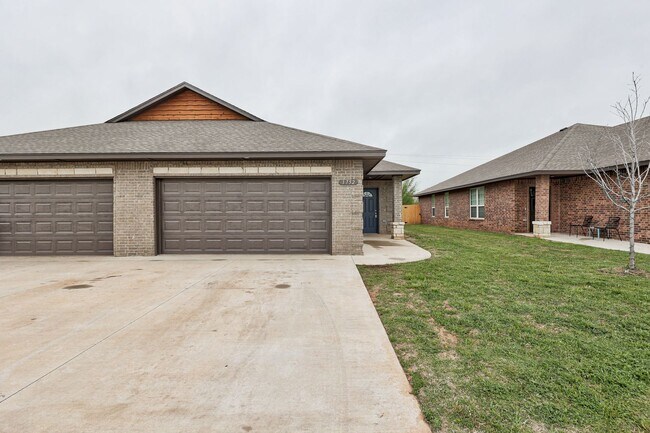 Foto del edificio - 3-Bed, 2-Bath Duplex with Waterway Views - Prime Location off I-40 in El Reno!