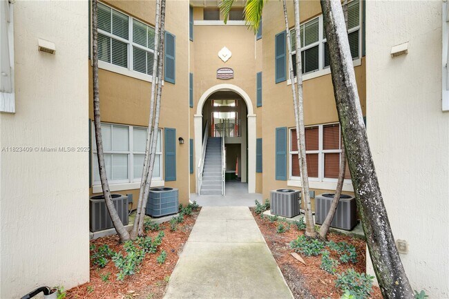 Foto del edificio - 11002 NW 83rd St