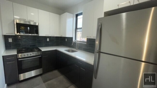 Foto del edificio - BRAND NEW CONSTRUCTED  MODERN  1 BEDROOM w...