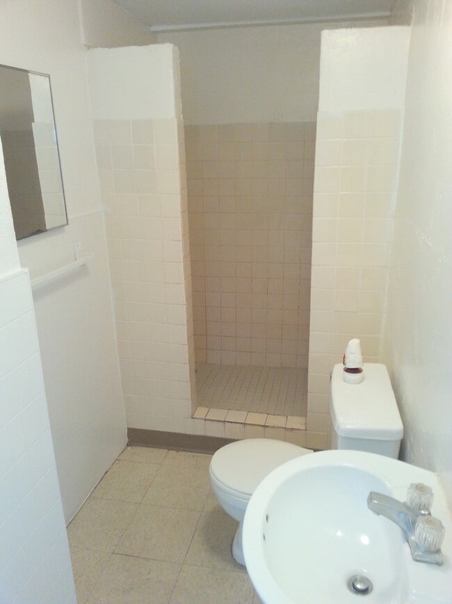 Building Photo - 3BR/1BA Duplex Near Lake Parker, Large Shared Backyard!