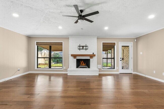 Foto del edificio - 6231 Autumn Forest Dr