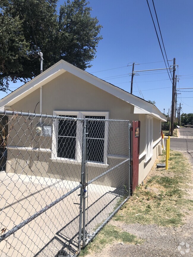 Building Photo - 1522 N Dunlap Ave