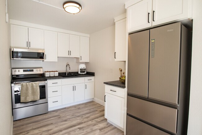 Apartamento reformado de 1 dormitorio y 1 baño con cocina. - The Verse