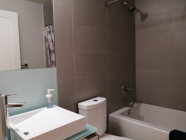 Photo du bâtiment - 300 Front St W