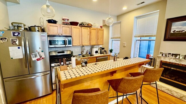 Photo - 1453 W Cortez St Apartment