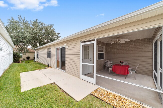 Porche cubierto y patio exterior - 8201 SE 169th Palownia Loop