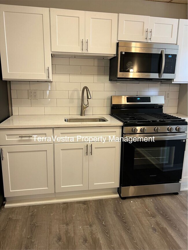 Building Photo - 215 Maple Ave