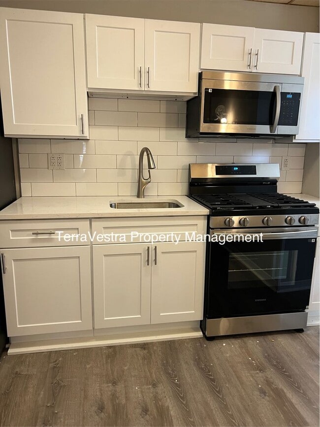 Building Photo - 215 Maple Ave