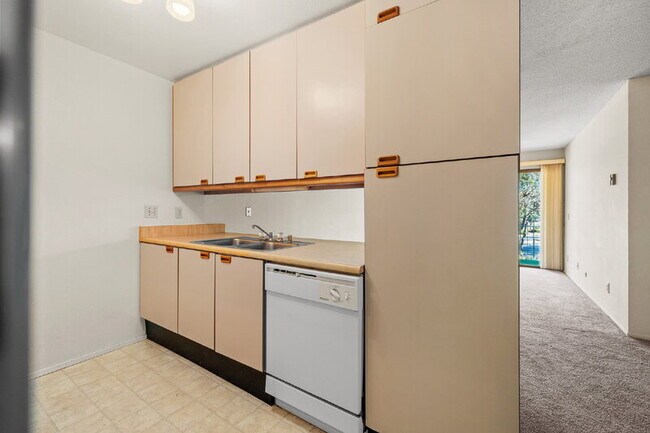 Foto del edificio - 8308 Regents Rd