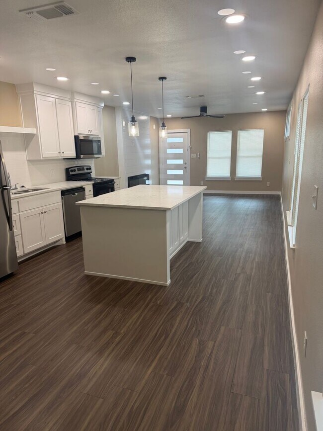 Foto del edificio - 717-719 Augusta Ave