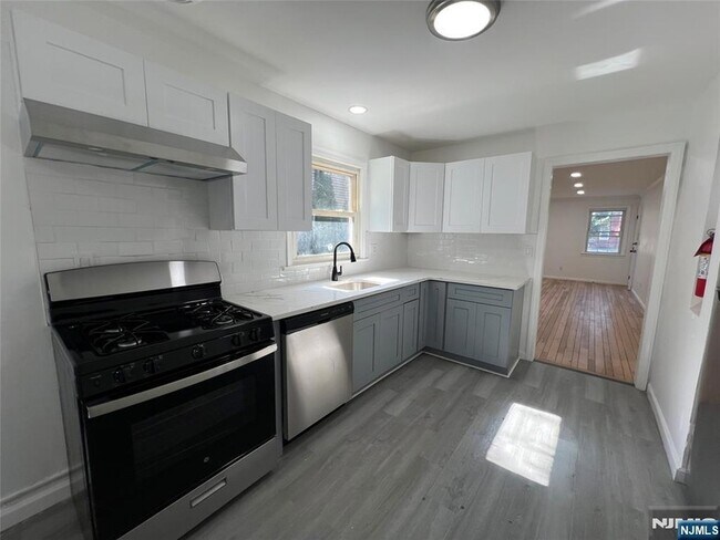Foto del edificio - 493 Beverly Rd