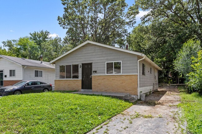 Foto del edificio - Charming 3-Bedroom Home with Fenced Yard a...