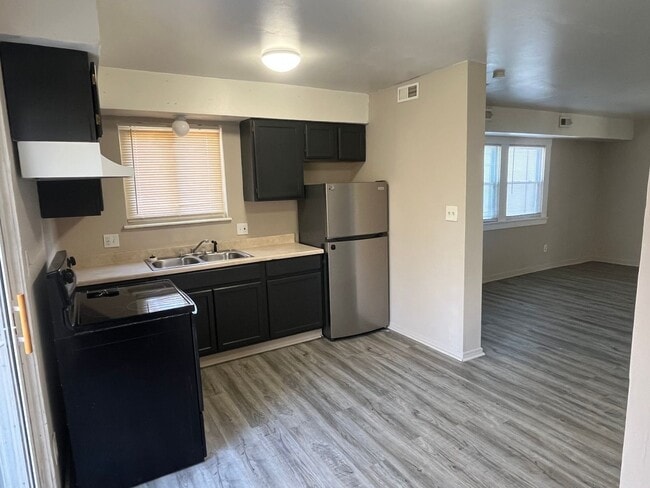 Building Photo - Updated 2 Bedroom Townhouse in Mexico