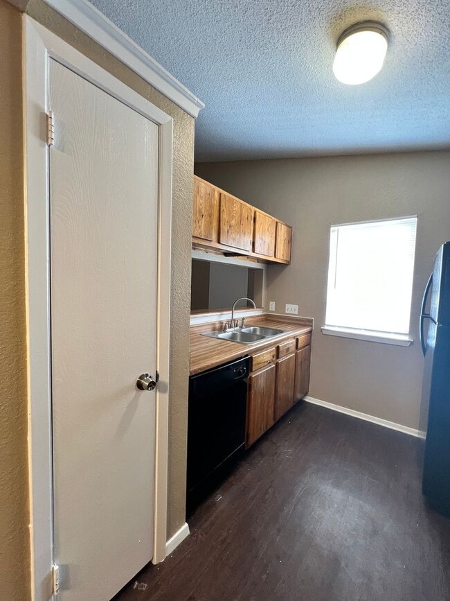 Building Photo - 9706 Eastwend Dr