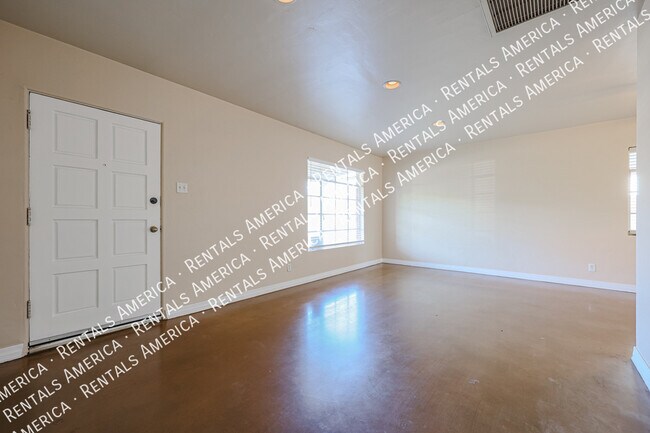 Foto del edificio - 2911 E Flower St