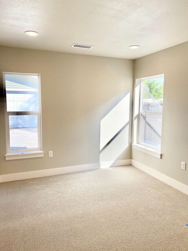 Building Photo - 614 Lesser Dr