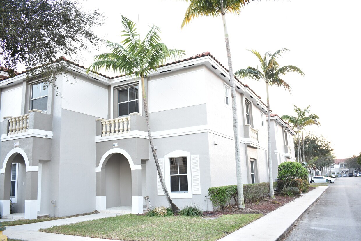 Primary Photo - 4900 SW 140th Terrace