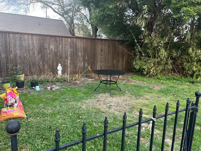 Building Photo - 603 Moody St