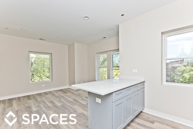 Building Photo - 3601 W Ainslie St