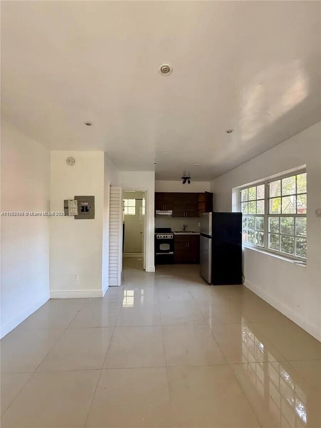Foto del edificio - 551 NE 61st St