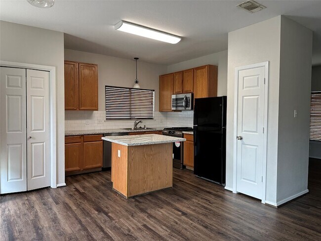 Foto del edificio - 3910 Mossy Pl Ln