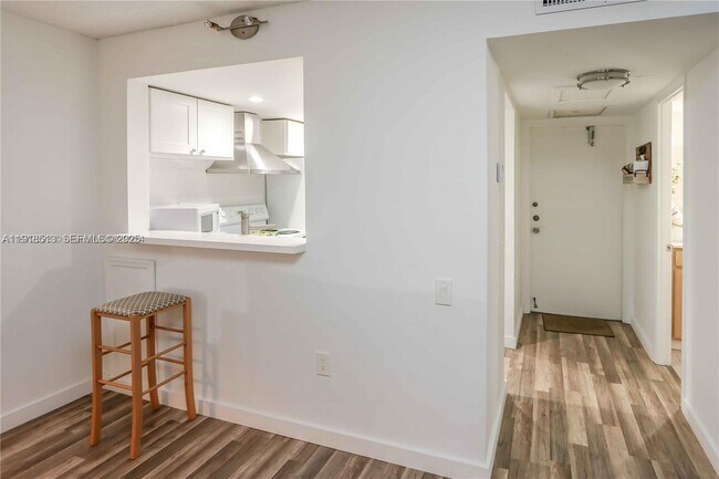 Foto del edificio - 9150 Lime Bay Blvd