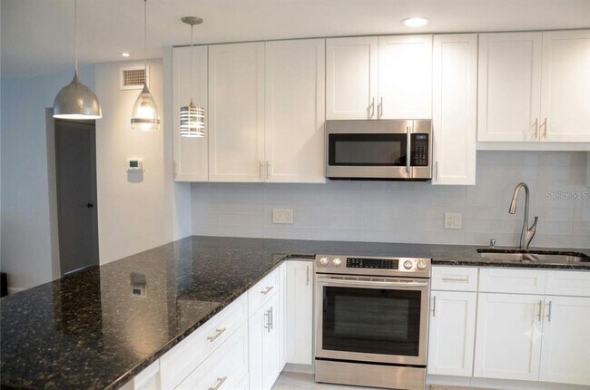 Building Photo - 2041 Australia Way W