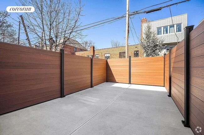 Building Photo - 403 Linden St
