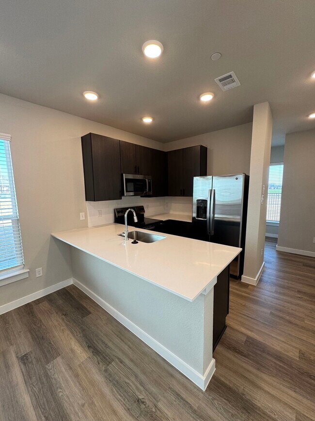 Building Photo - 200 White Water Dr