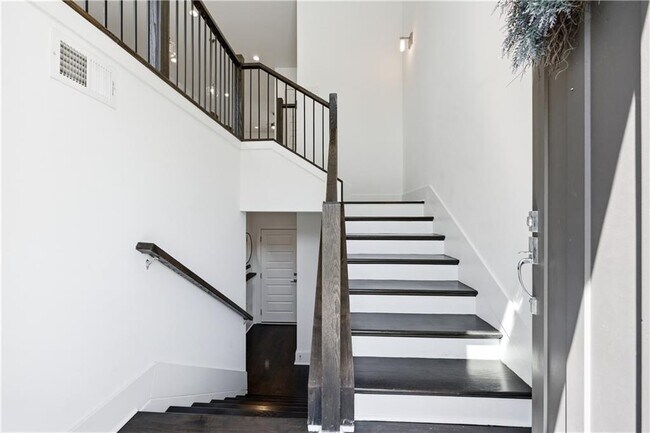 Building Photo - 1801 Huntington Hills Ln NW