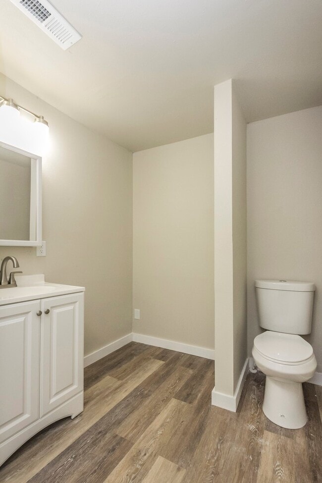 Building Photo - Wonderful 2 bedroom home with garage