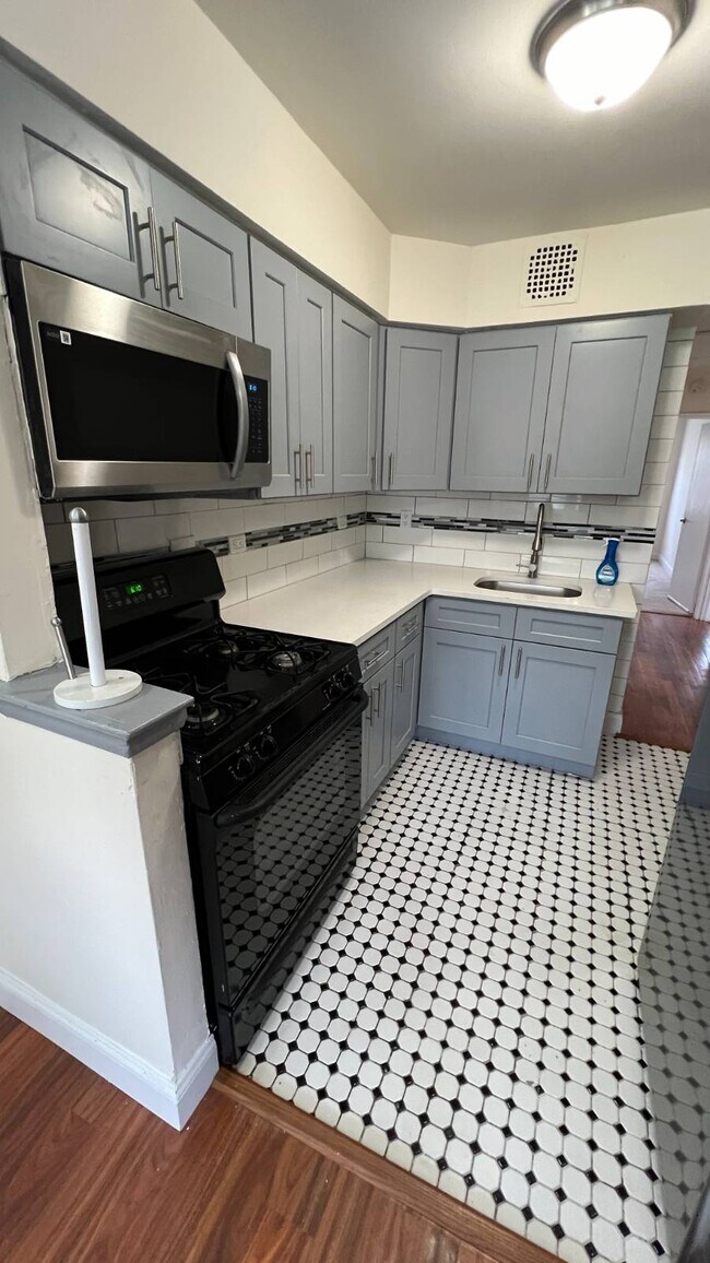 Building Photo - 731 E 101st St