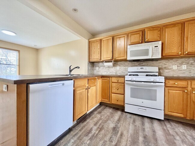Foto del edificio - 2103-2105 Kinnrow Ave NW