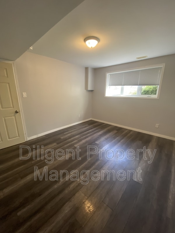 Building Photo - 588 Howden St