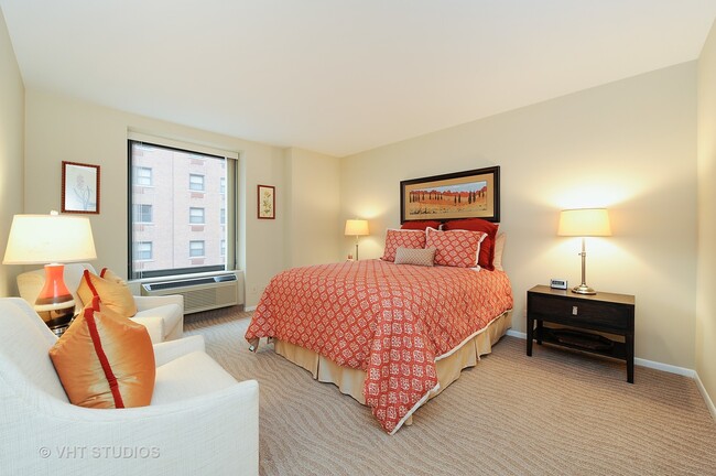 Building Photo - 40 E Delaware Pl
