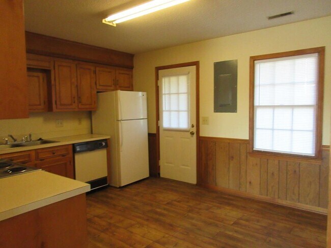 Building Photo - 211 W Hampton Ave