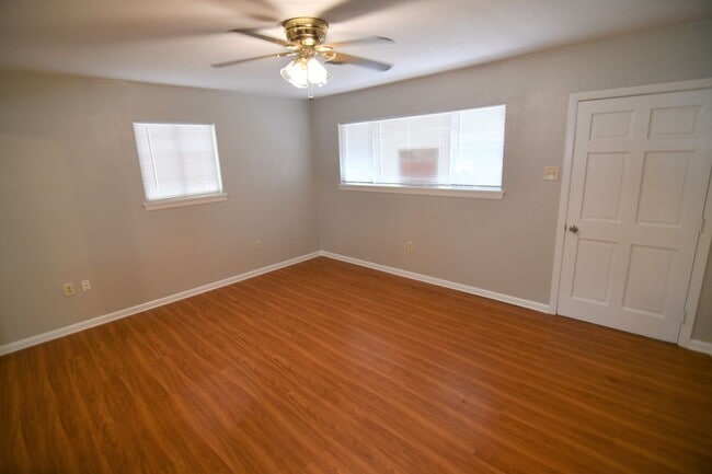 Building Photo - Newly Renovated!  3 bedroom, 1 bath home off Baker Blvd with easy access to Plank