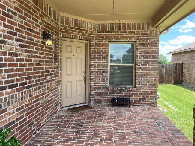 Foto del edificio - Charming 4-Bedroom Home with Scenic Backya...
