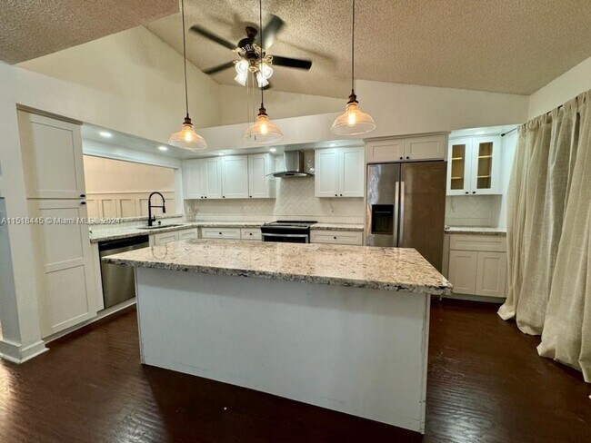 Foto del edificio - 8474 Waterford Cir