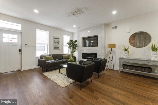 Building Photo - 2030 Tasker St