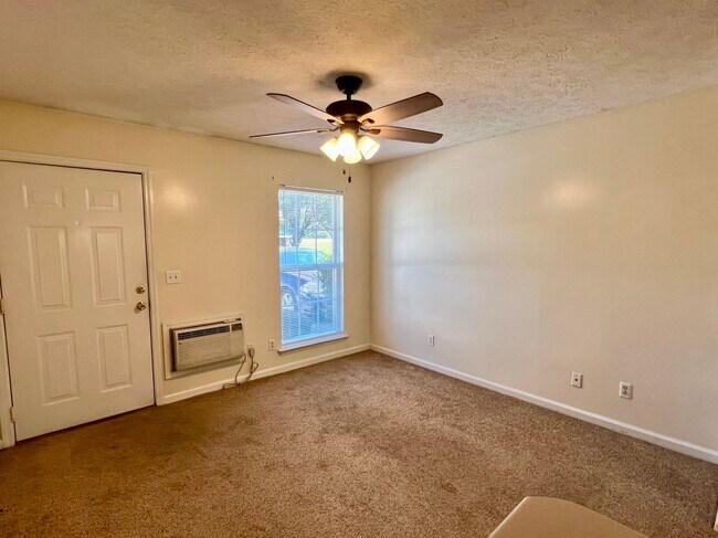 Foto del edificio - 1BR 1BA Ground Level Apt. **Free Water** -...
