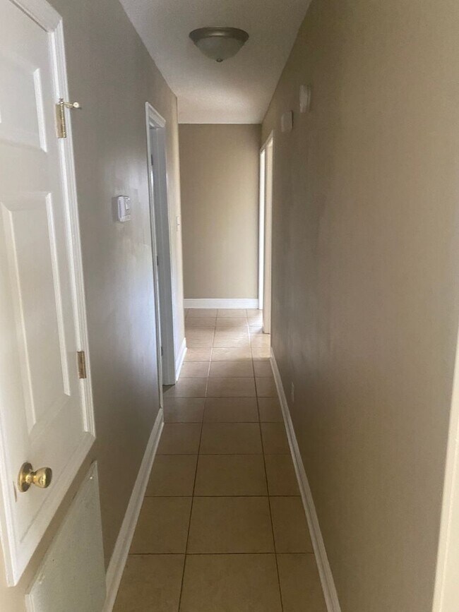 Foto del edificio - 2 bedroom 2bath Duplex