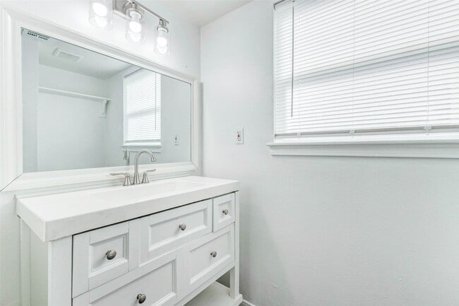 Building Photo - 15531 Edenvale St