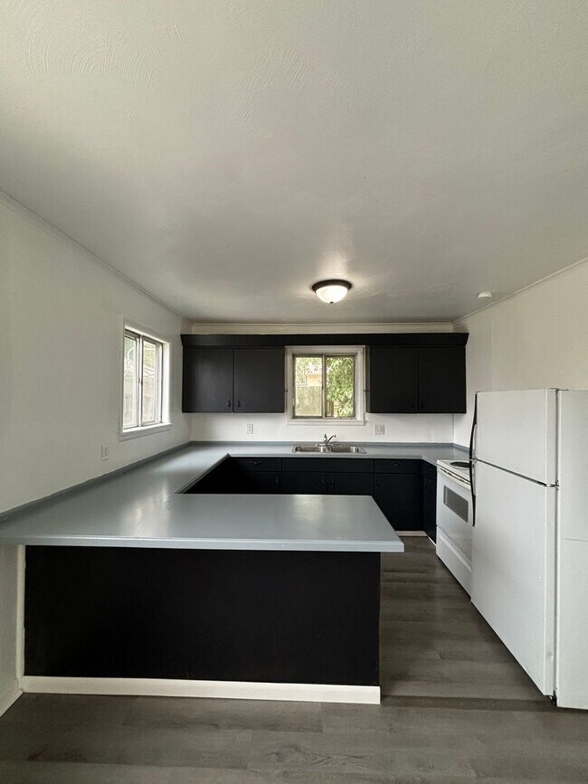 Building Photo - Super cute 1 bedroom home available now!