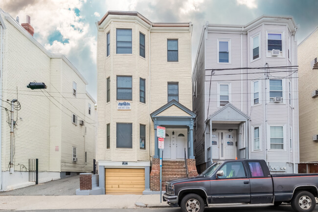 Building Photo - 340 Saratoga St