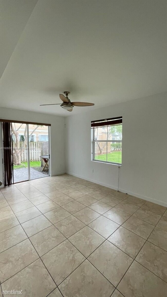 Building Photo - 3 br, 3 bath House - 2934 SE 1st Dr Unit 10