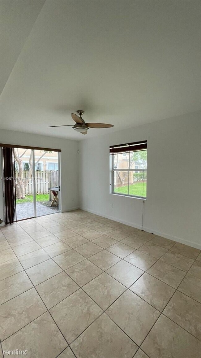 Foto del edificio - 3 br, 3 bath House - 2934 SE 1st Dr Unit 10